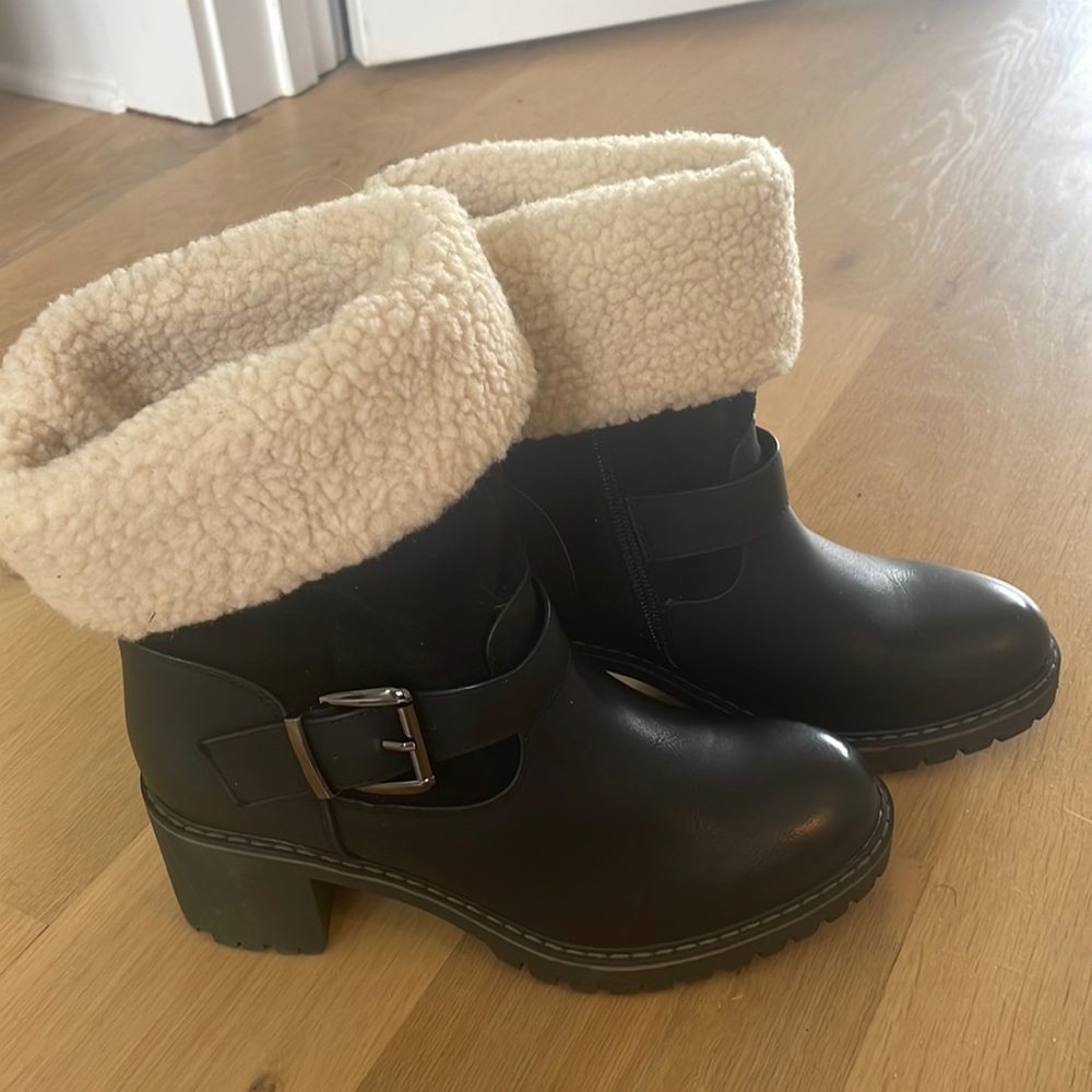 5.5 Black Ankle booties with faux fur NEW